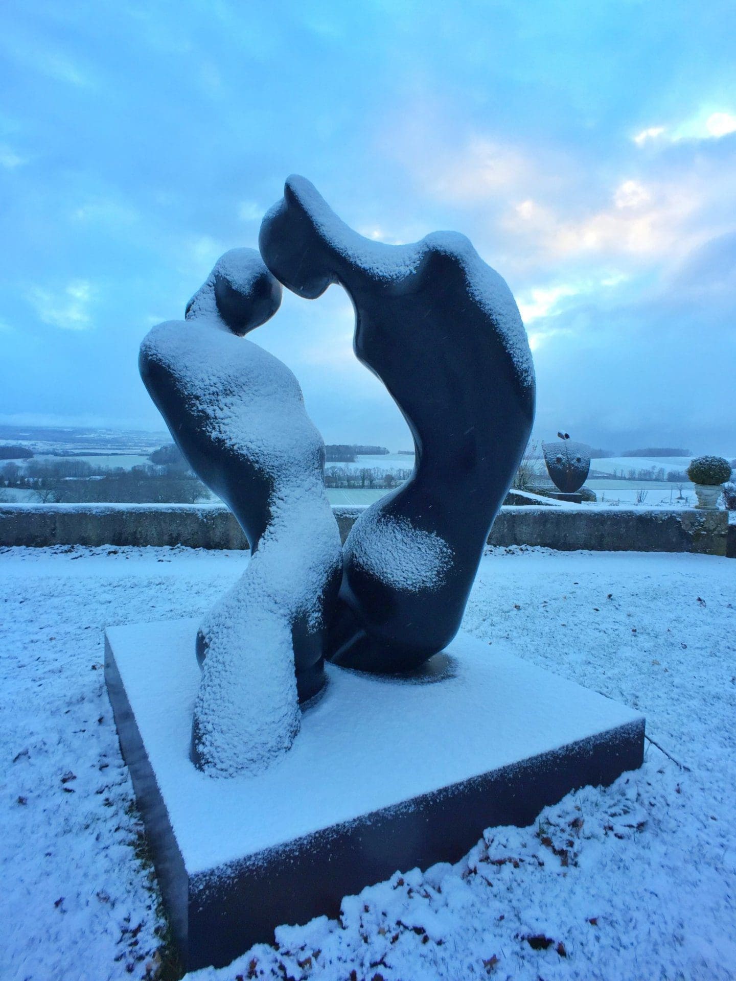 Sculpture, nommée Amantes, recouverte de neige.