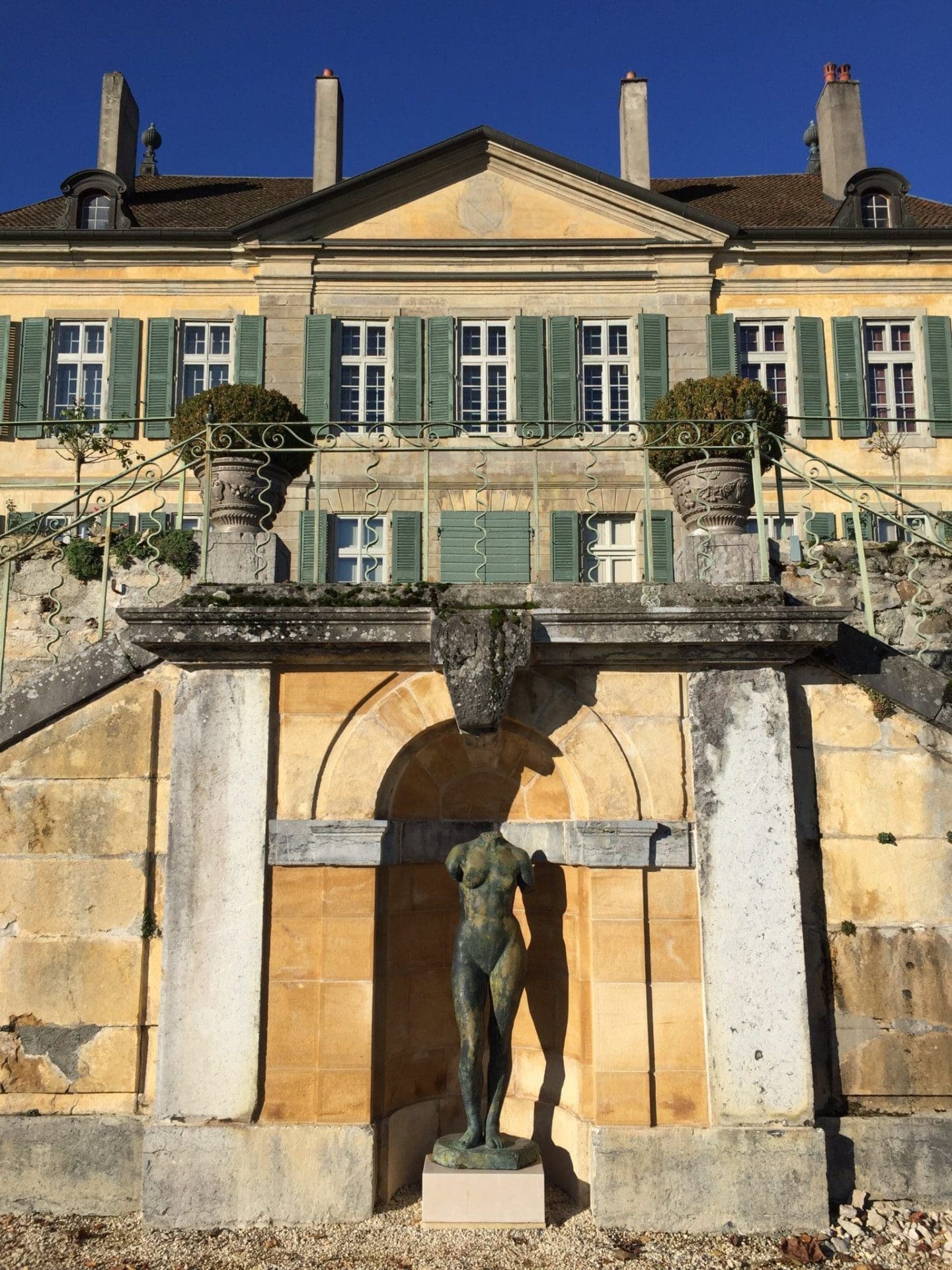 Sculpture de Georges Coulon avec le Château de en arrière plan.