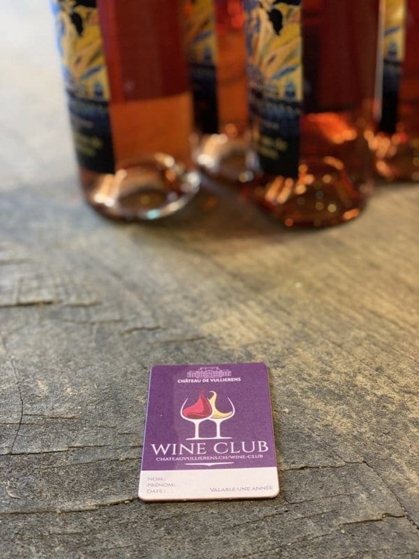 Carte Wine Club à côté de bouteille de rosé.