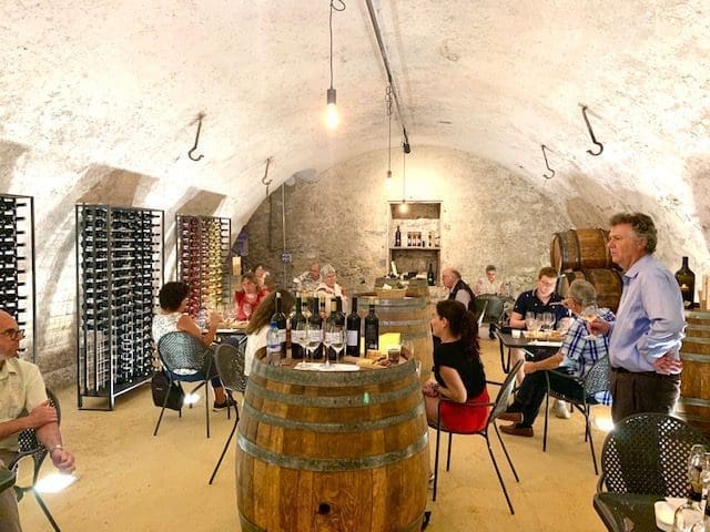 Dégustation de vin dans la cave privée du château.
